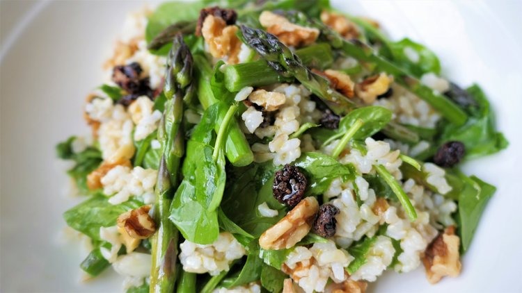 brown rice and asparagus salad with spinach, walnuts and raisins